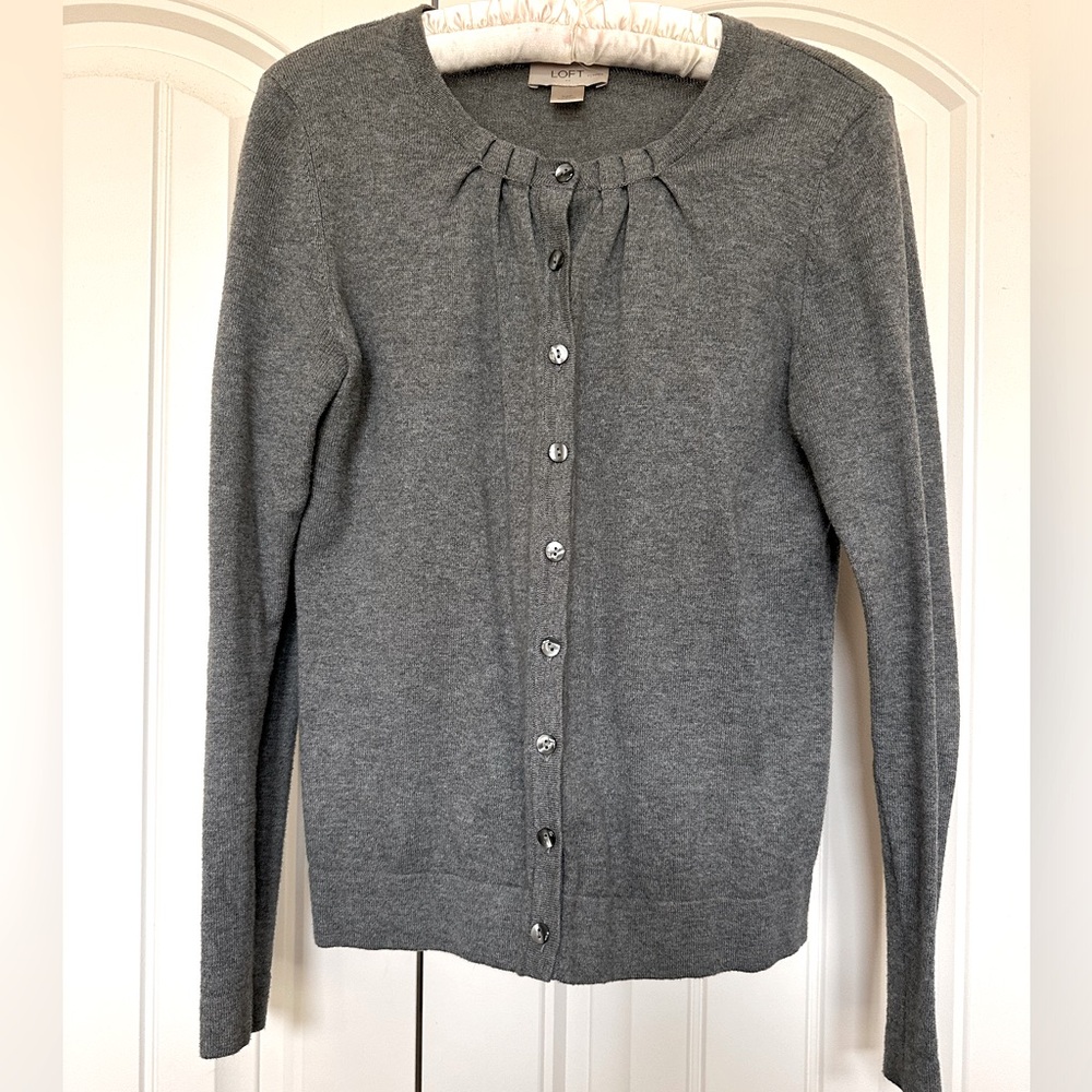 Grey button up cardigan 🩶
